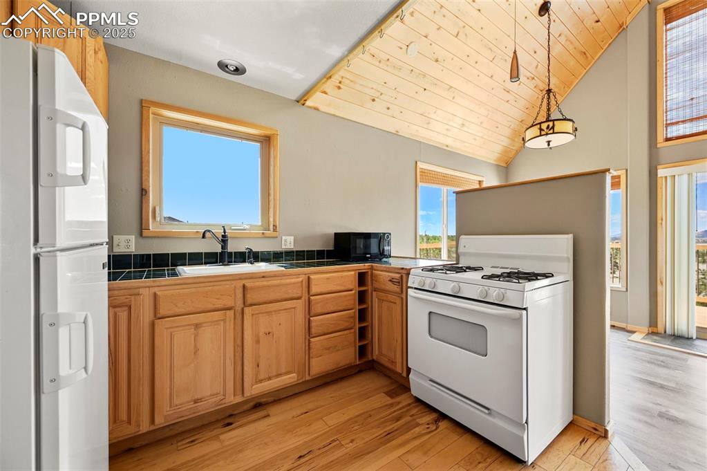 Image 6 of 34: Kitchen