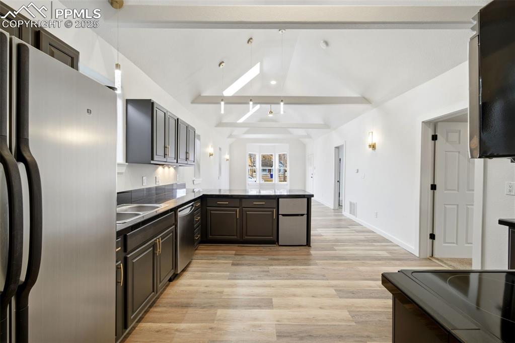 Image 12 of 36: Kitchen