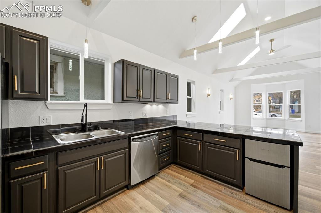 Image 13 of 36: Kitchen