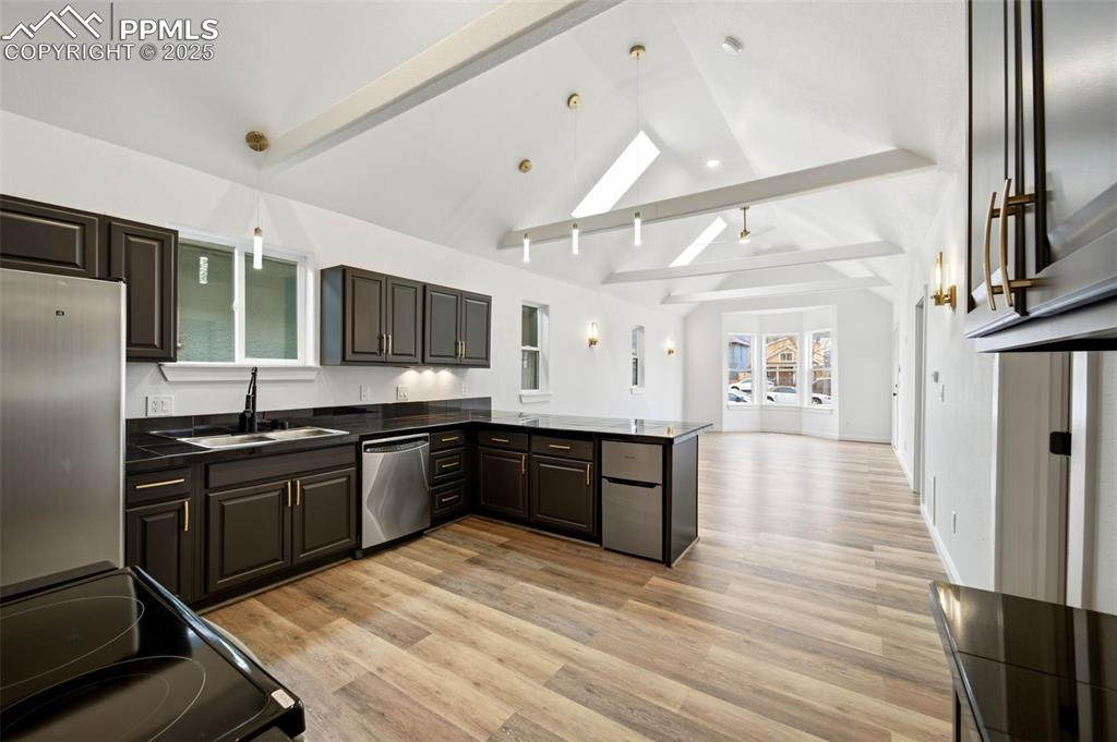 Image 14 of 36: Kitchen