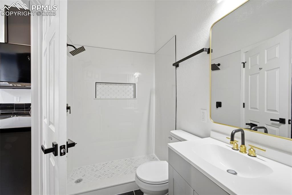 Image 15 of 36: Bathroom