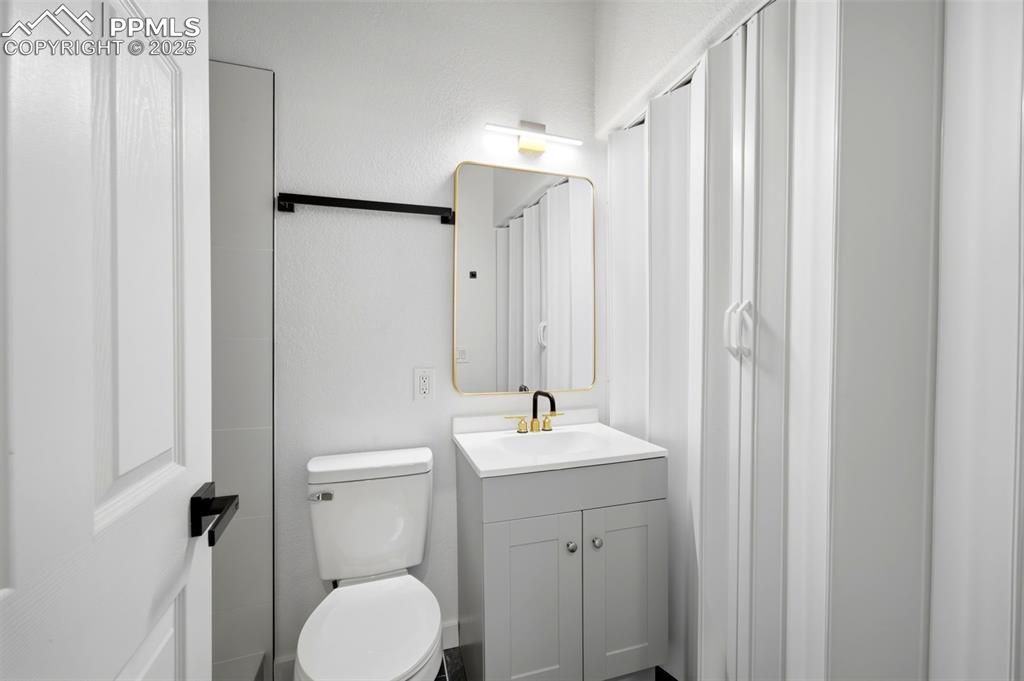 Image 16 of 36: Bathroom