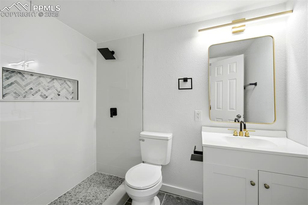 Image 18 of 36: Bathroom