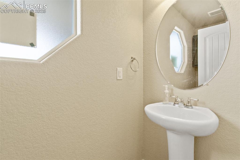 Image 17 of 48: Bathroom