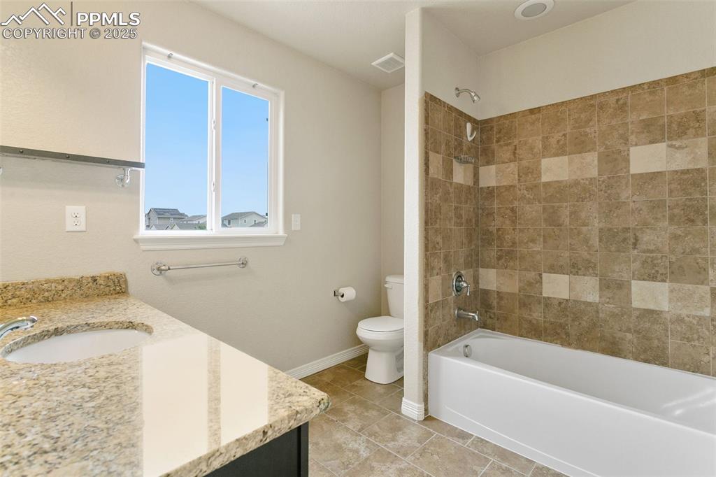 Image 29 of 48: Bathroom