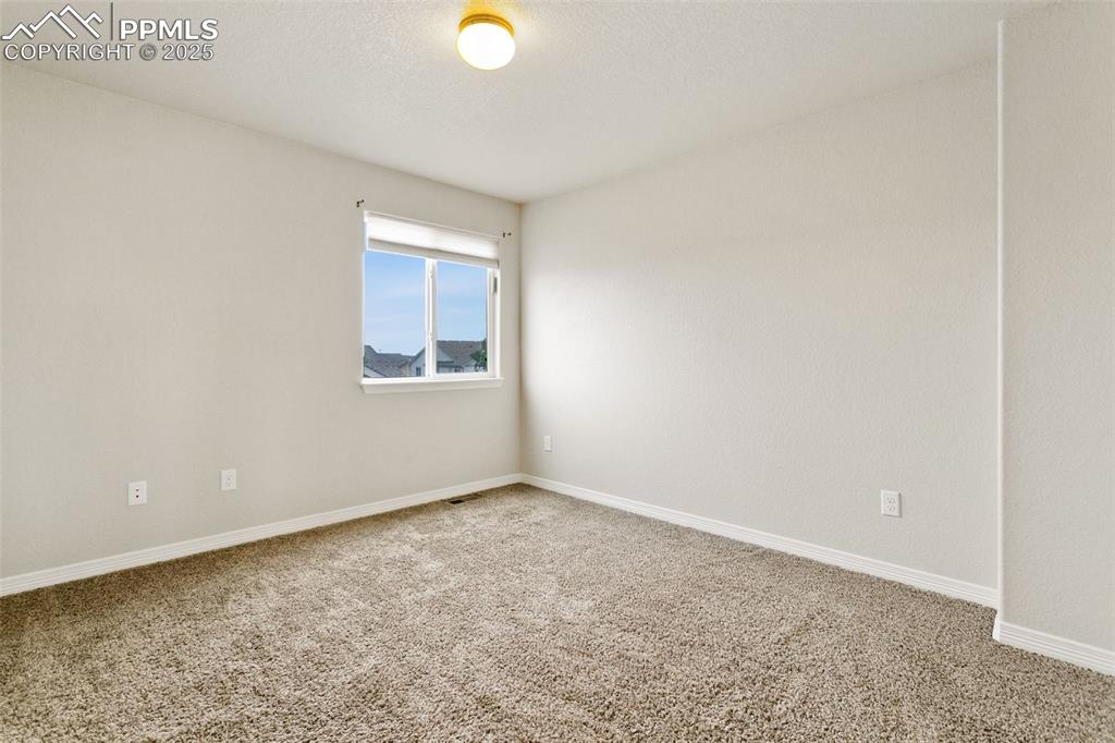 Image 32 of 48: Bedroom