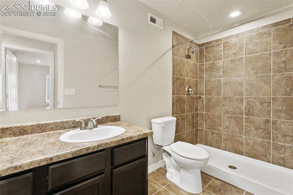 Image 43 of 48: Bathroom