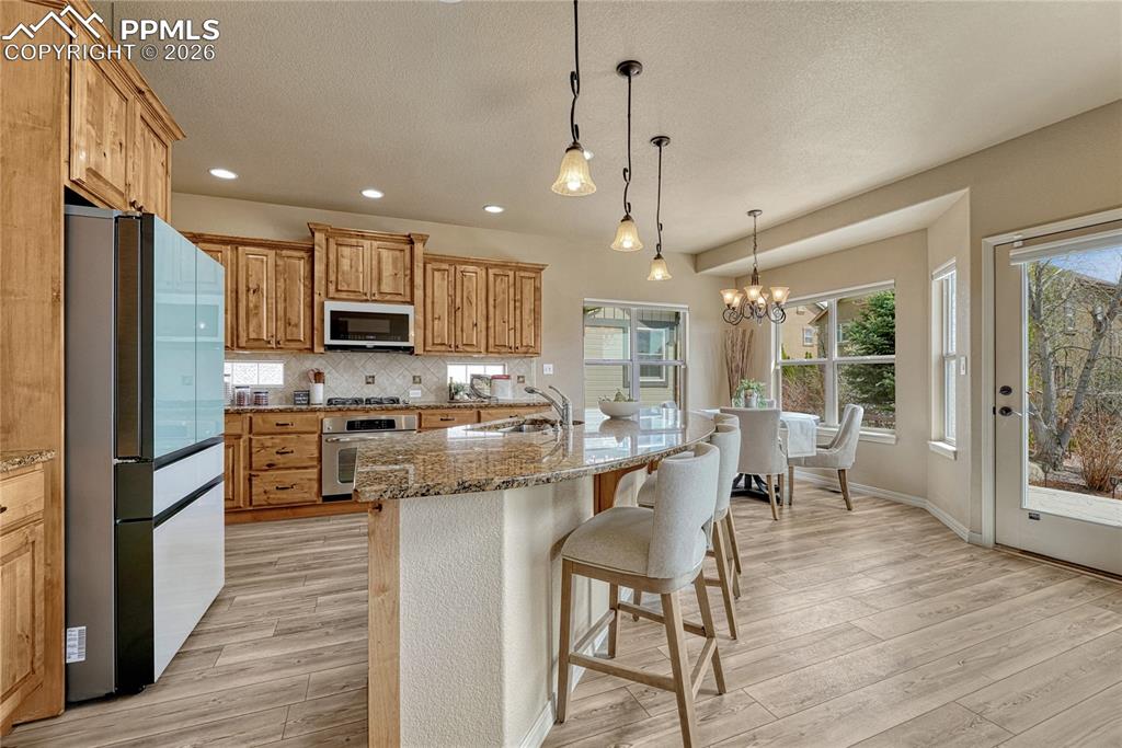 Image 21 of 50: Pull up a stool to the breakfast bar or step right out the glass door for s