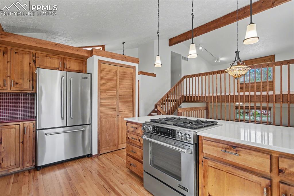 Image 11 of 27: Kitchen