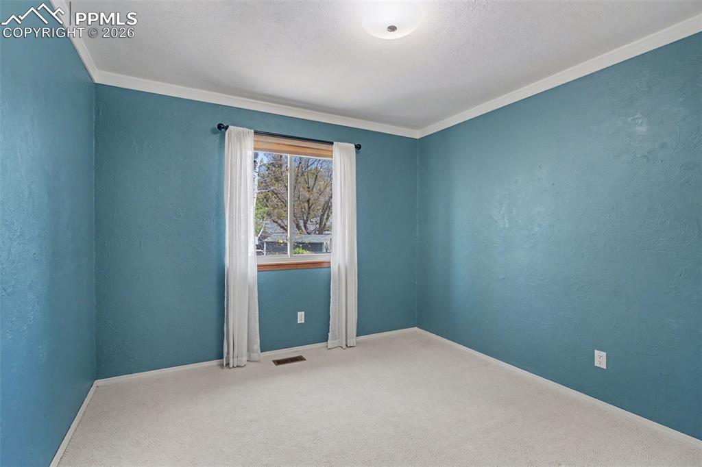 Image 15 of 27: Bedroom