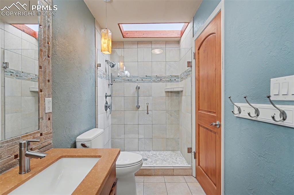 Image 16 of 27: Bathroom