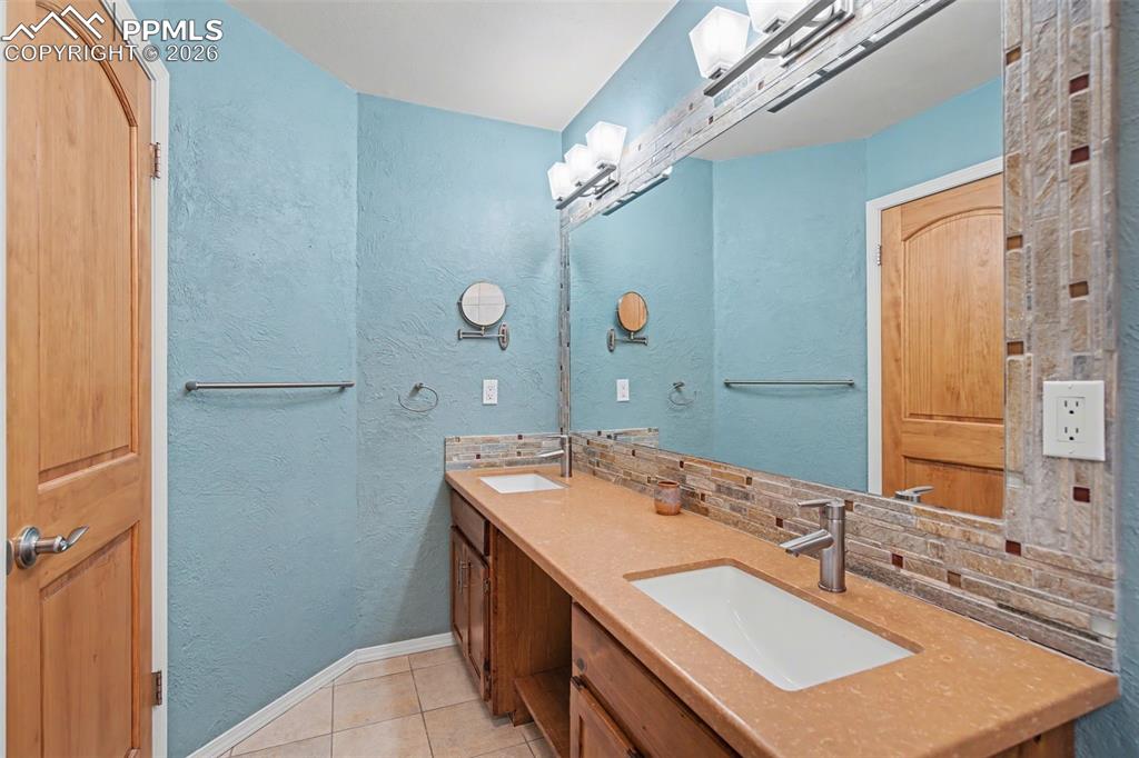 Image 17 of 27: Bathroom