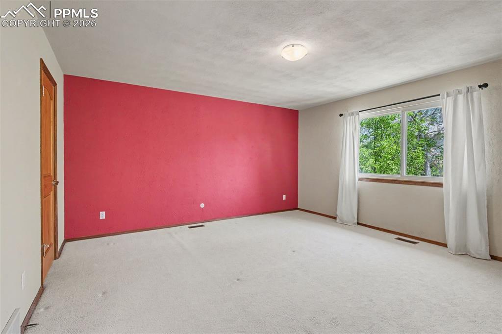 Image 18 of 27: Bedroom