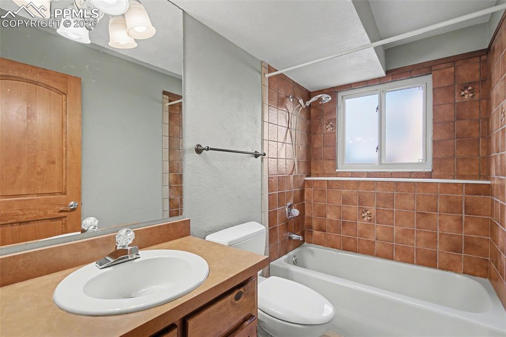 Image 19 of 27: Bathroom