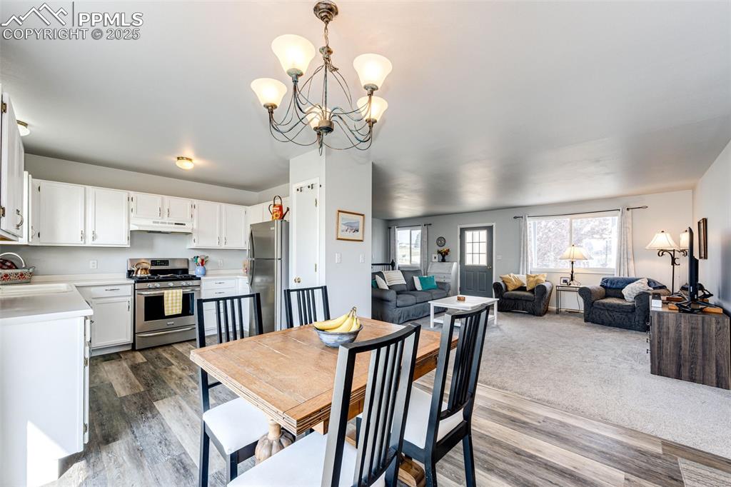 Image 10 of 33: Dining Area