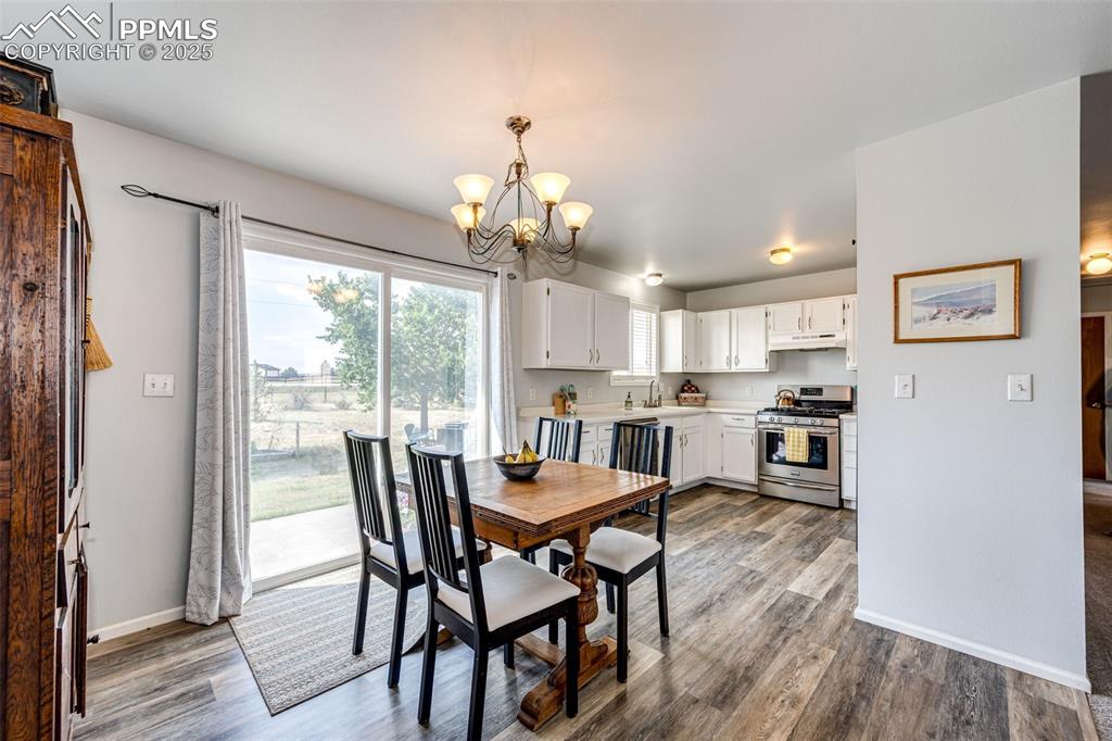 Image 9 of 33: Dining Area