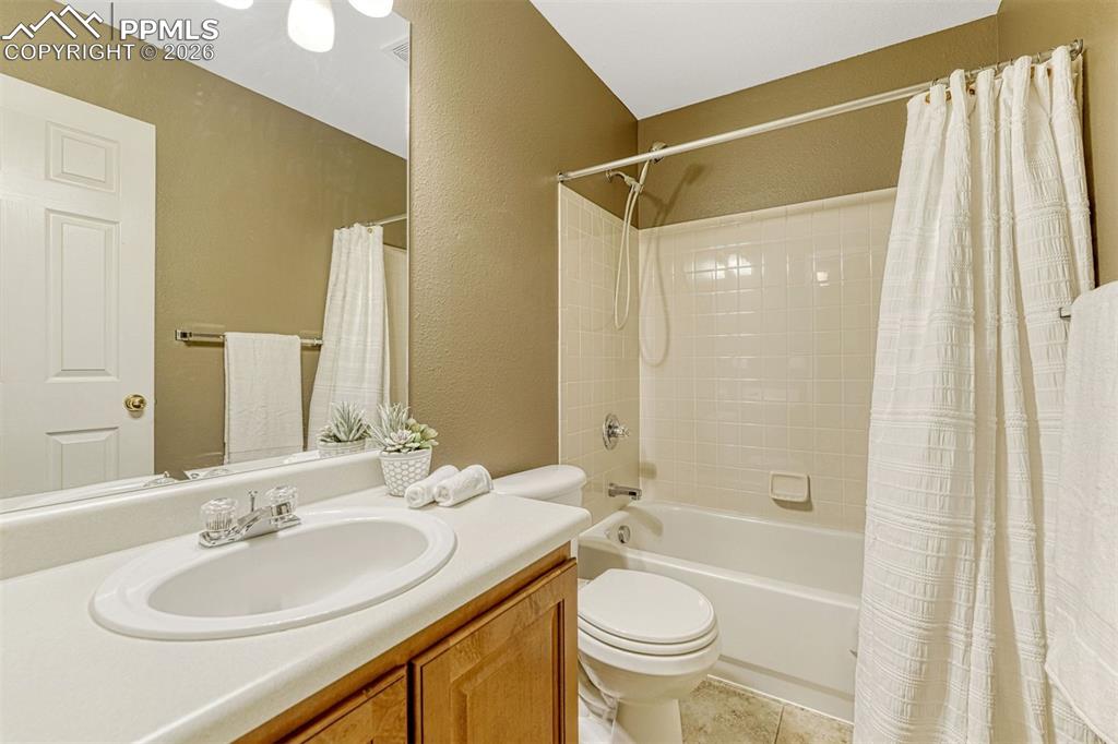 Image 10 of 46: Full hallway bath on upper level