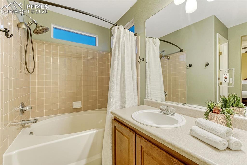 Image 8 of 46: Large soaking tub and dual vantity