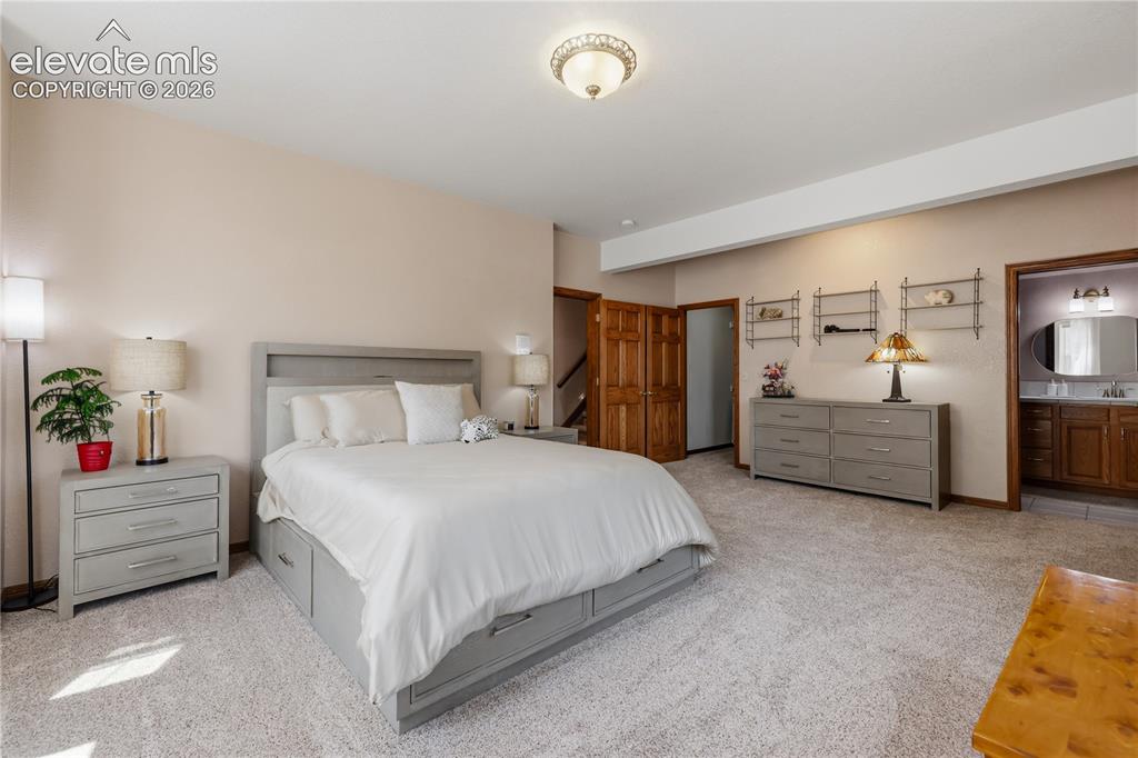 Image 35 of 49: Junior Suite - Recessed ceiling light fixture