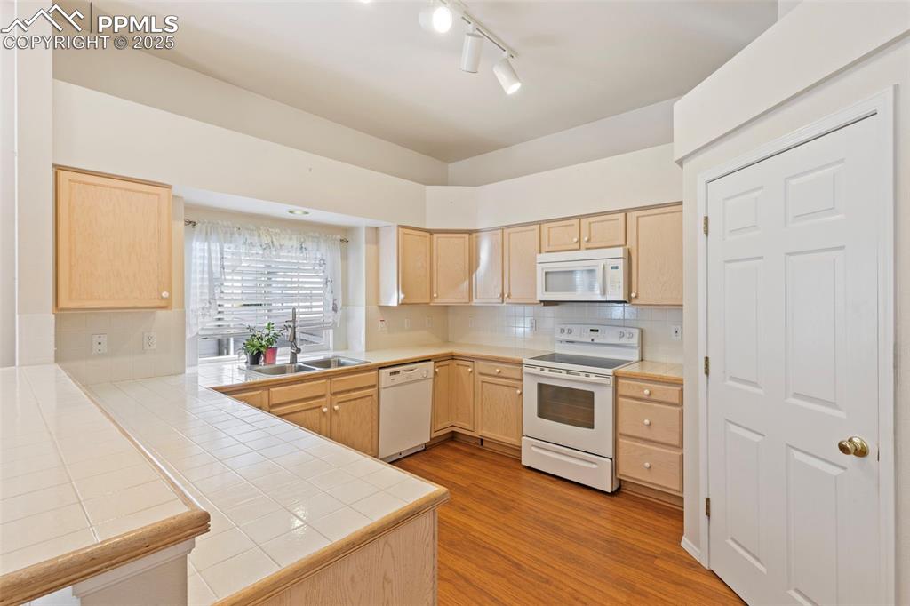 Image 10 of 32: Kitchen