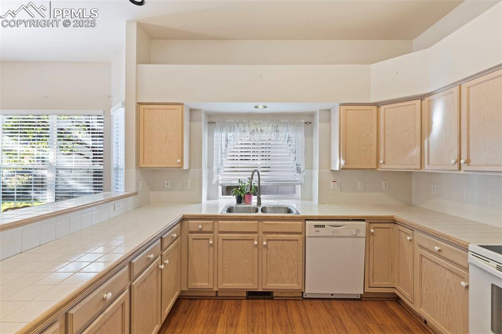 Image 11 of 32: Kitchen