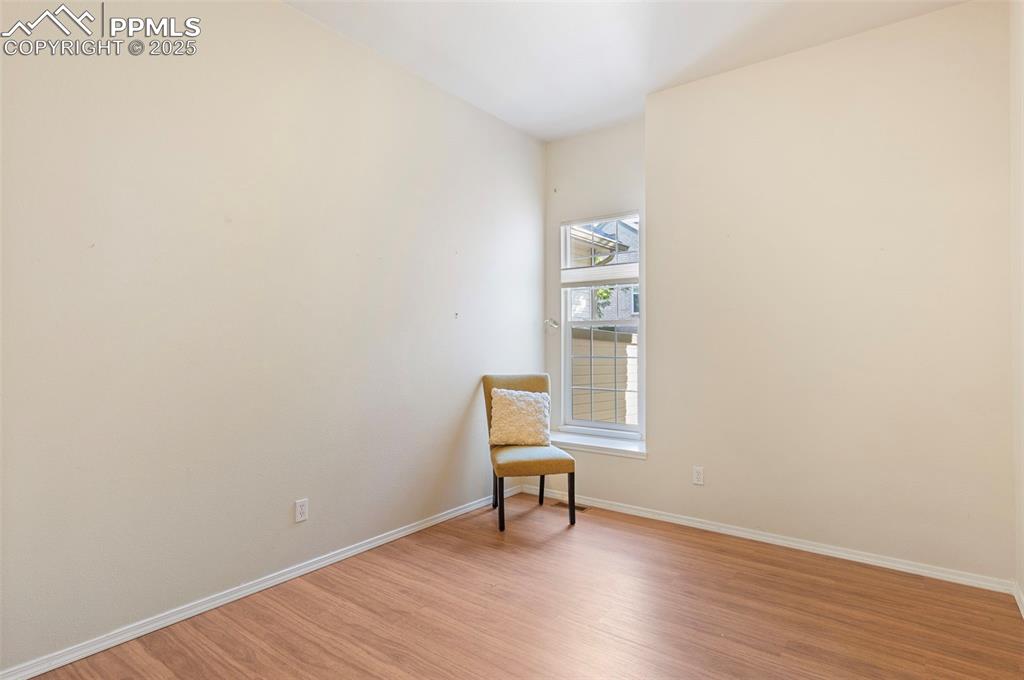 Image 17 of 32: Bedroom