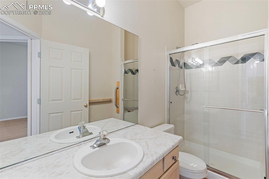 Image 18 of 32: Bathroom