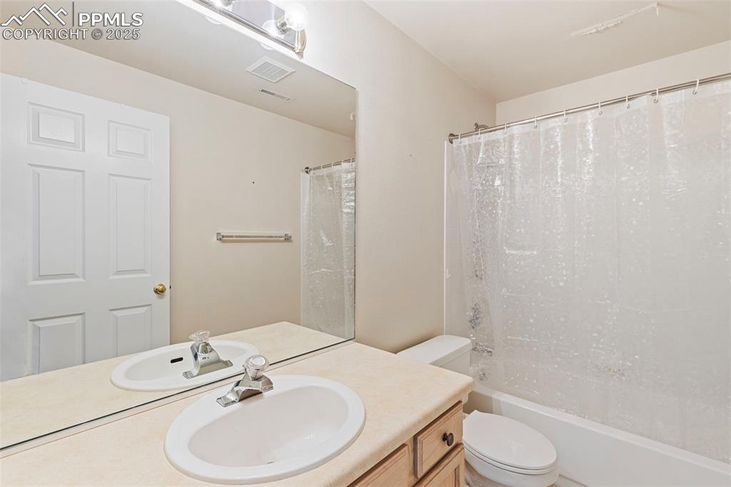 Image 21 of 32: Bathroom