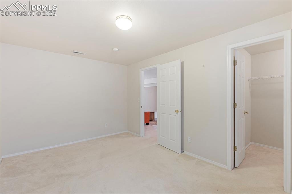 Image 23 of 32: Bedroom