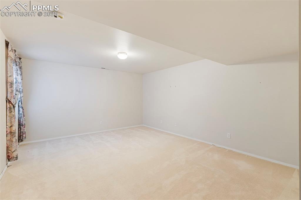 Image 24 of 32: Bedroom