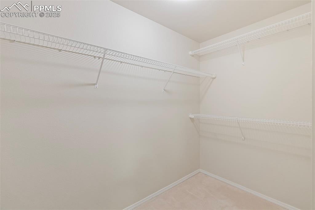 Image 25 of 32: Closet