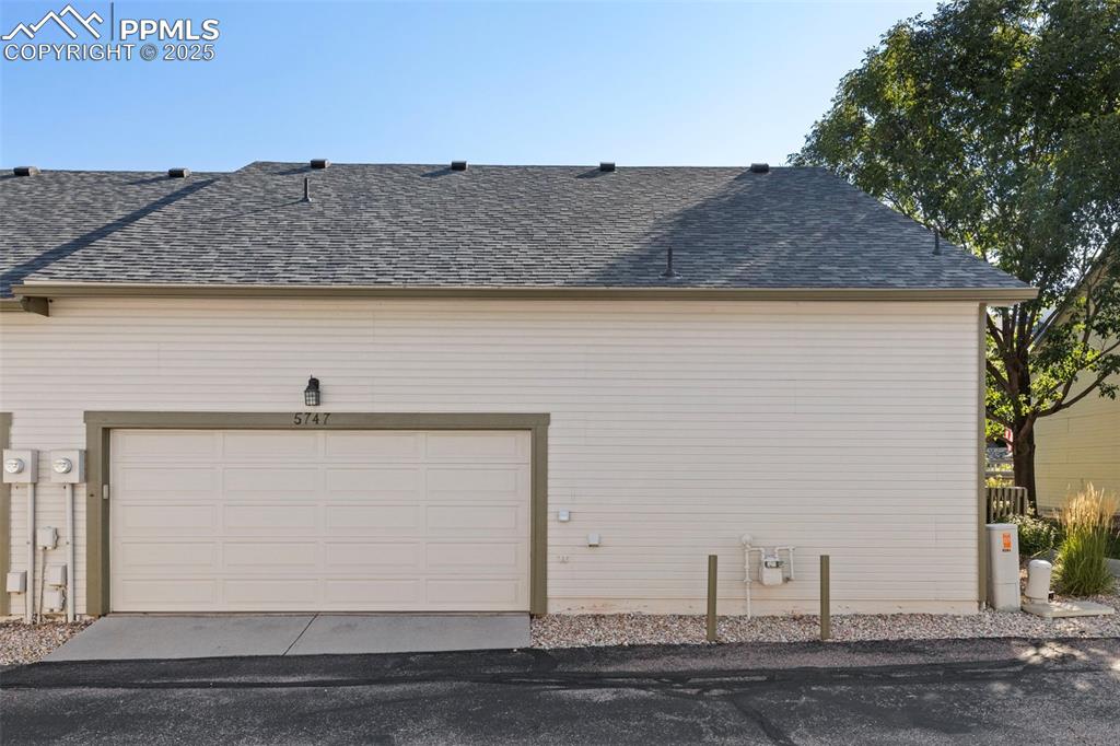 Image 31 of 32: Garage