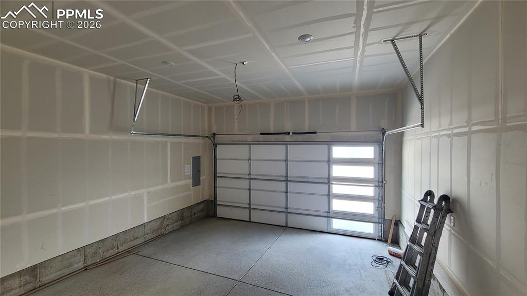 Image 35 of 36: 2 Car Attached Garage! 