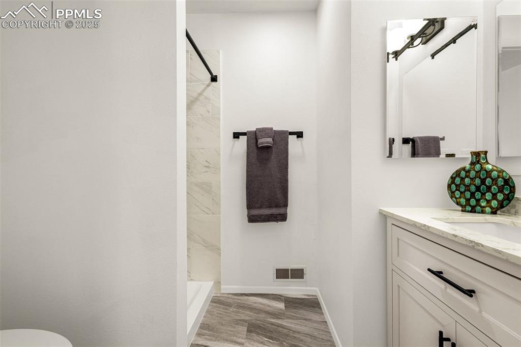 Image 10 of 27: En suite bathroom