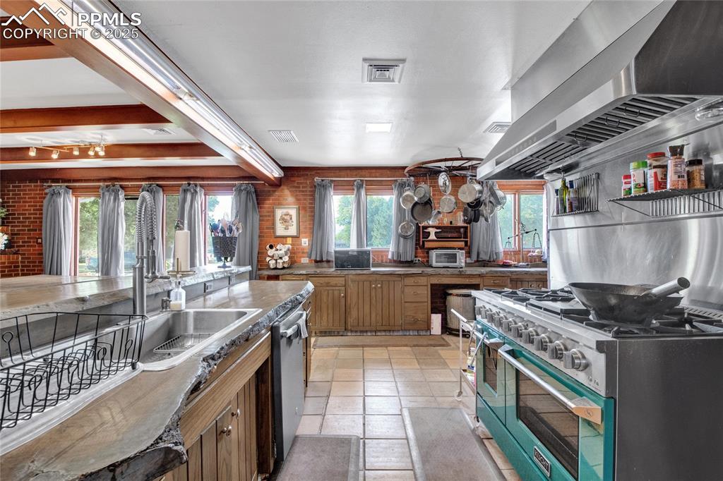 Image 19 of 50: Kitchen