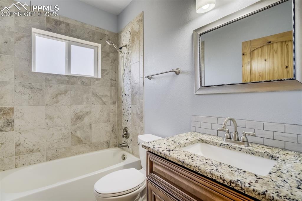 Image 29 of 39: Bathroom