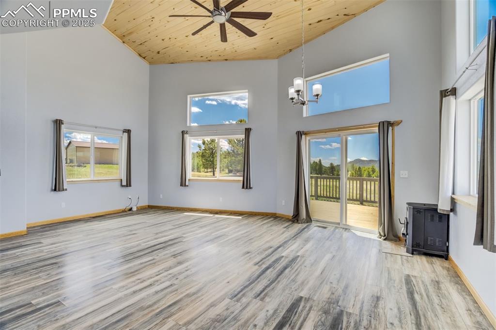 Image 3 of 39: Dining Area