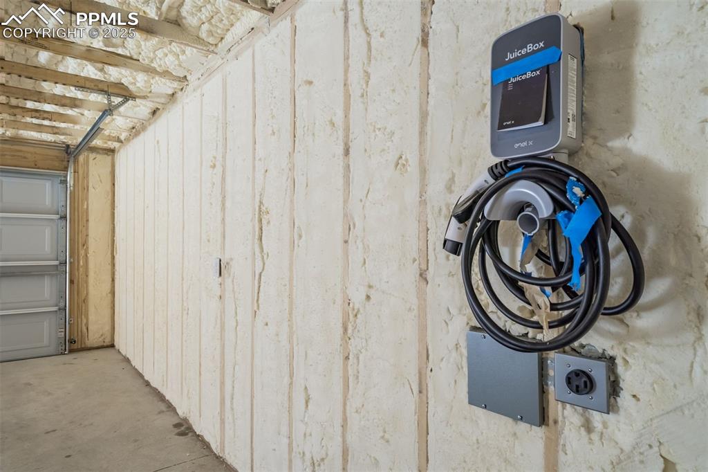 Image 35 of 39: Garage