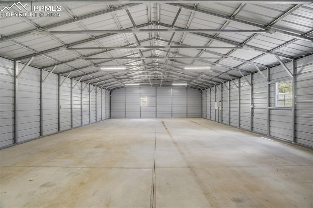 Image 36 of 39: Garage