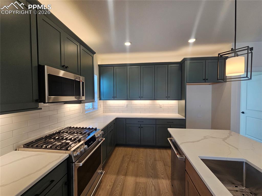 Image 12 of 25: Kitchen