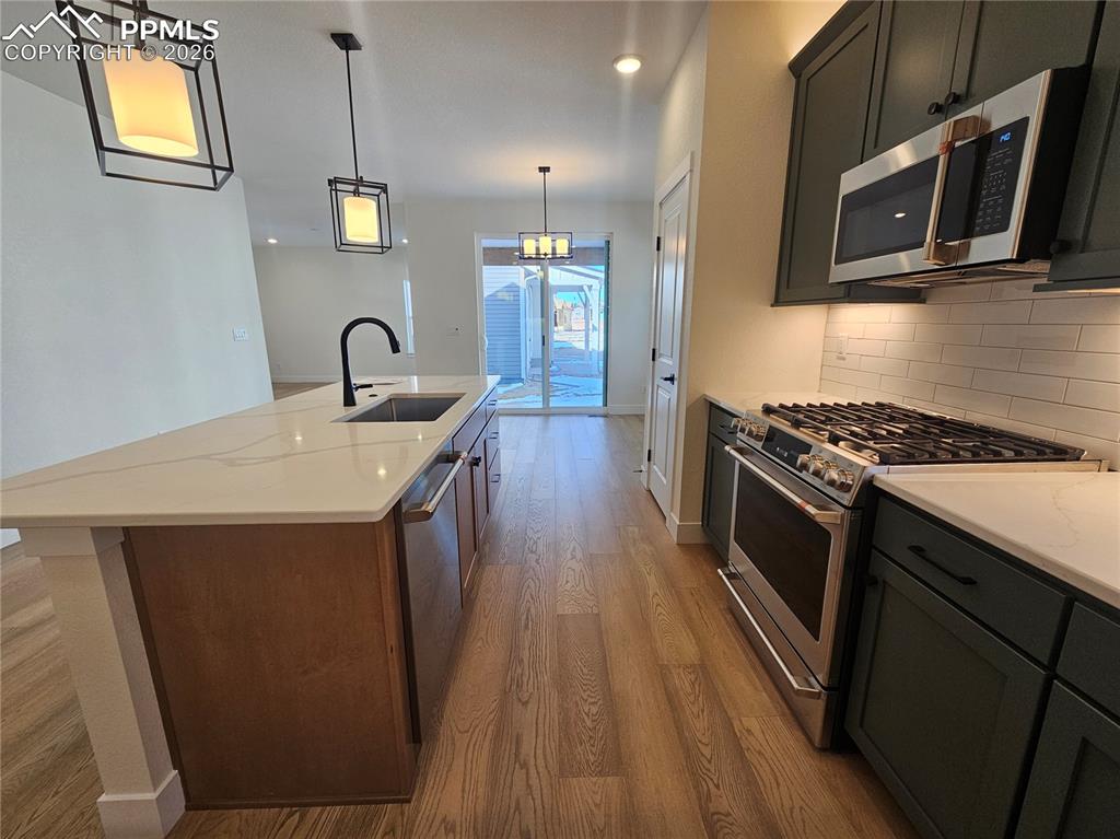 Image 16 of 25: Kitchen