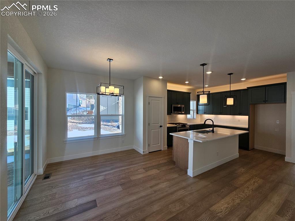 Image 19 of 25: Kitchen