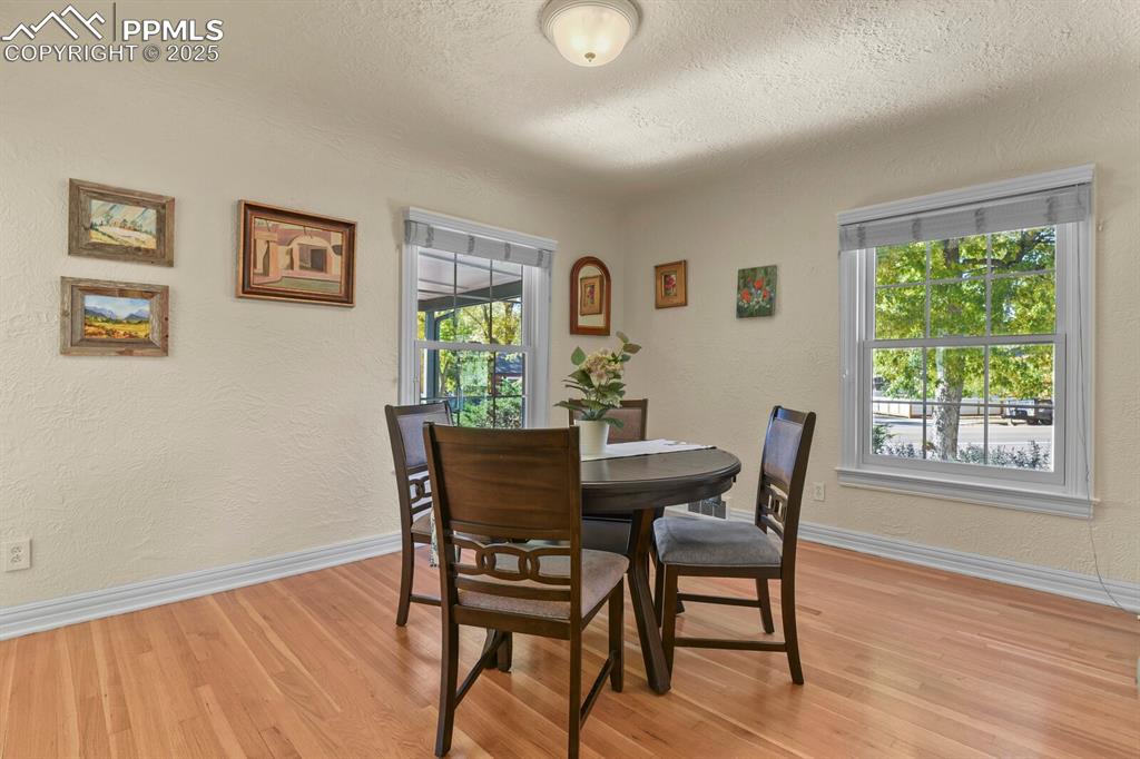 Image 12 of 40: Dining Area