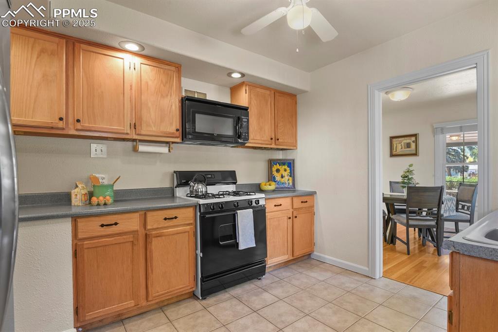 Image 13 of 40: Kitchen