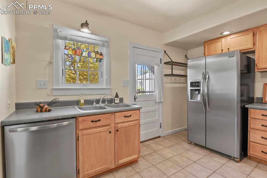 Image 15 of 40: Kitchen