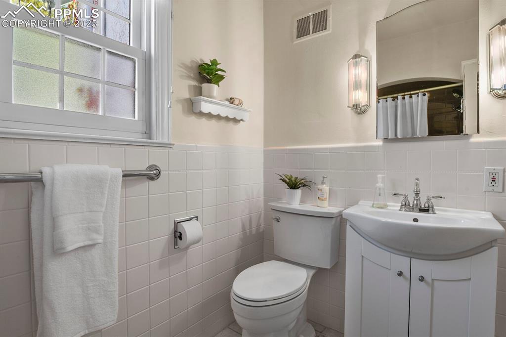 Image 18 of 40: Bathroom