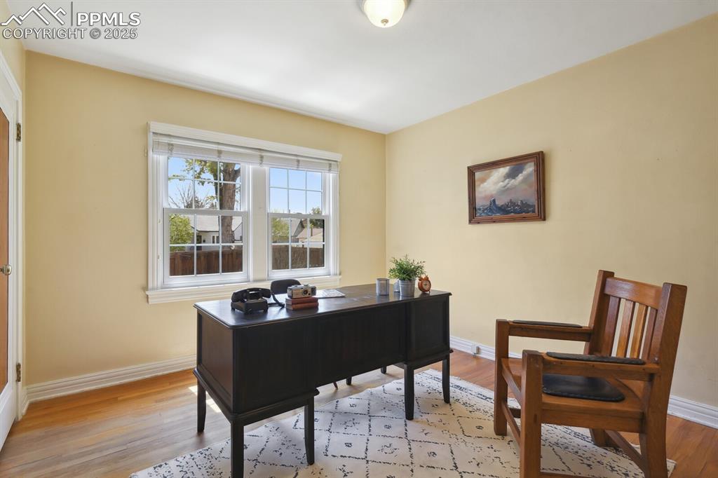 Image 19 of 40: Office