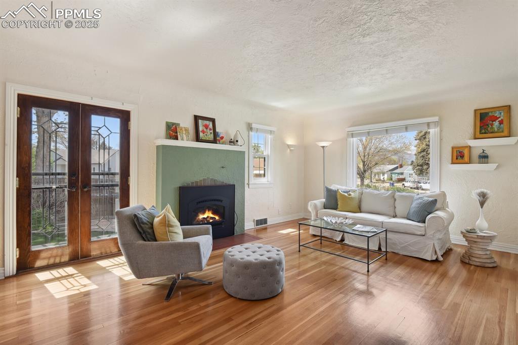 Image 2 of 40: Living Room