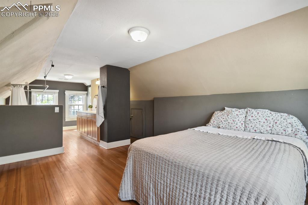 Image 21 of 40: Bedroom