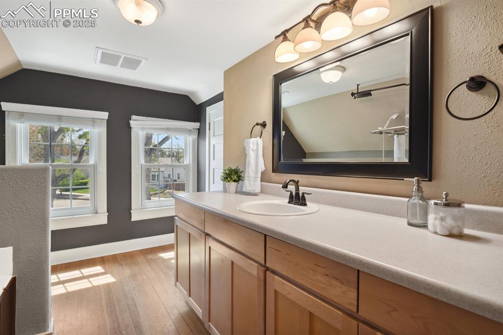 Image 22 of 40: Bathroom